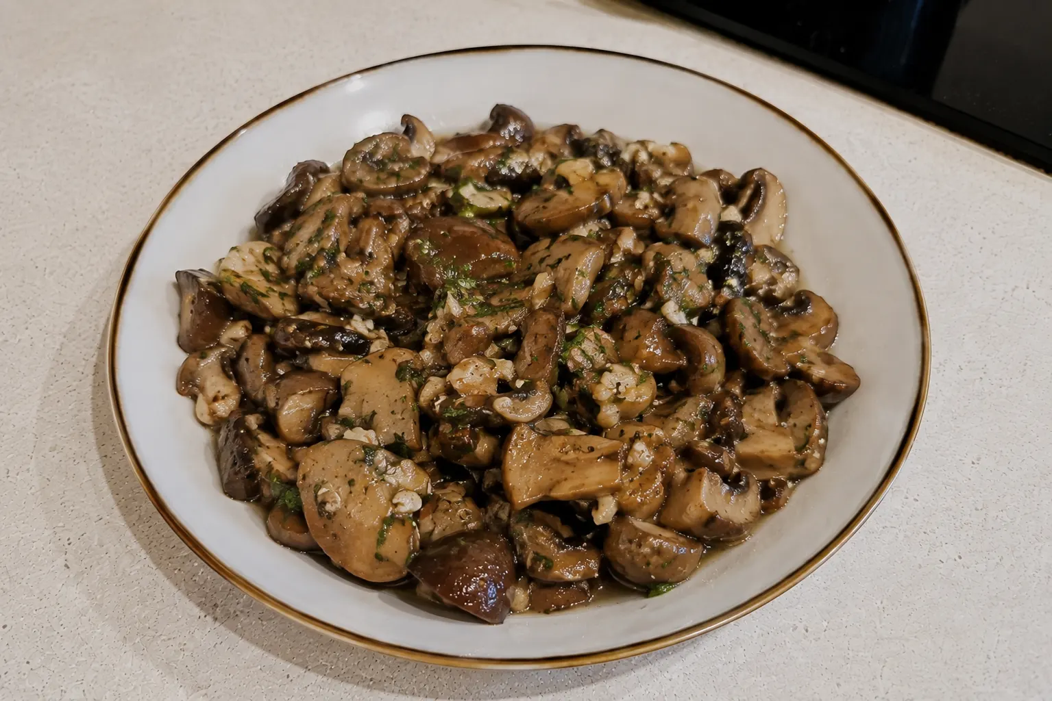 MUSHROOMS WITH BUTTER AND GARLIC – A HOMEMADE FOREST FLAVOR